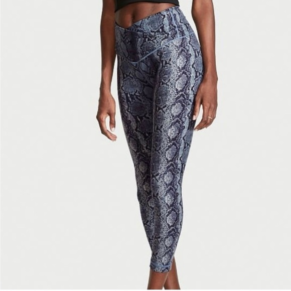 Victoria's Secret Pants - Victoria’s Secret • Navy Blue Snake Print 3/4 Length Leggings • Size 16 XL • NWT